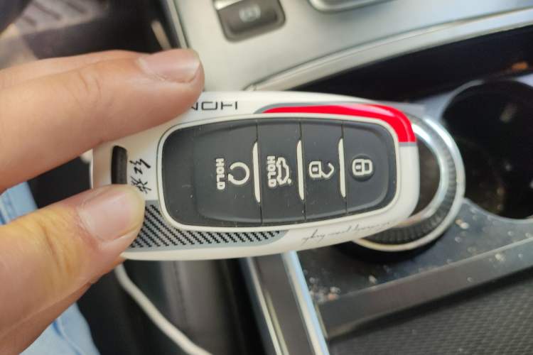 Used Hongqi H5 2022 Classic Model Facelift 1.8T Automatic Smart Connect Flagship Edition Vehicle Key