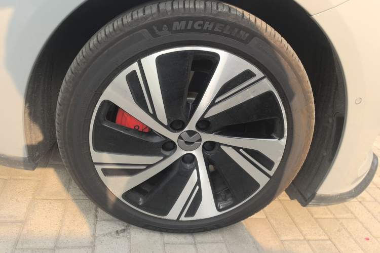 Used Nio ET5 2022 75 kWh Right Front Wheel Hub