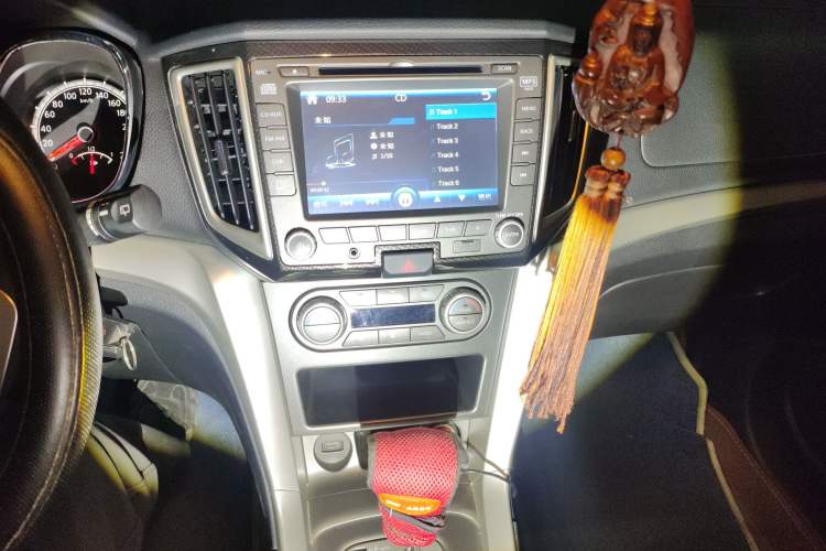 Used Venucia T70 2015 2.0L CVT Smart Edition
