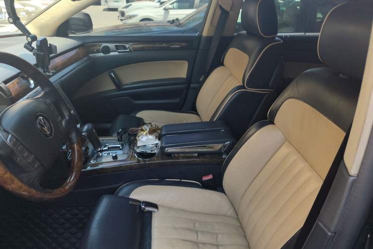 Used Volkswagen Phaeton 2011 3.6L V6 4-Seater Extended-Length Individual Edition Left Front Seat