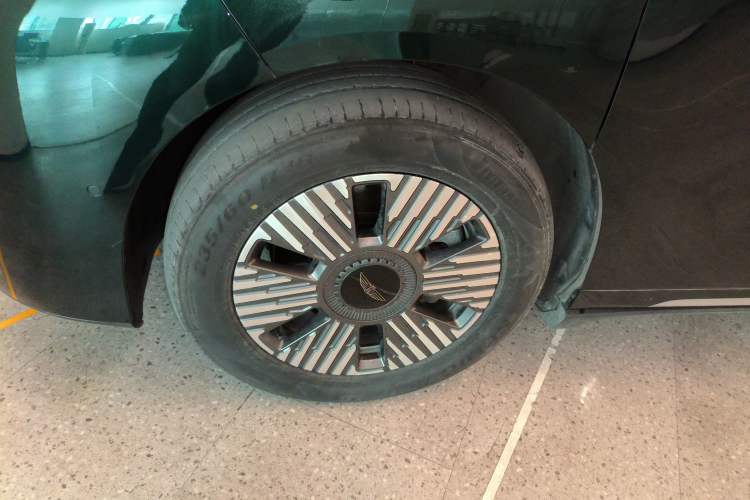 Used Geely Galaxy LEVC L380 2024 140-Degree 6-Seater All-Wheel-Drive Ultra