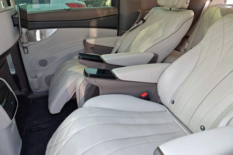 Used Denza D9 2022 DM-i 970 Four-Wheel Drive Prestige Model
