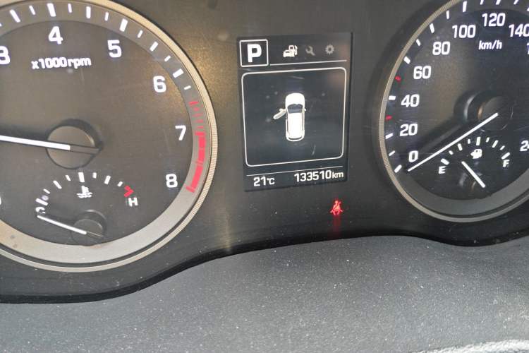 Used Hyundai Tucson 2015 1.6T Dual-Clutch Two-Wheel-Drive Smart Model Odometer Close Up