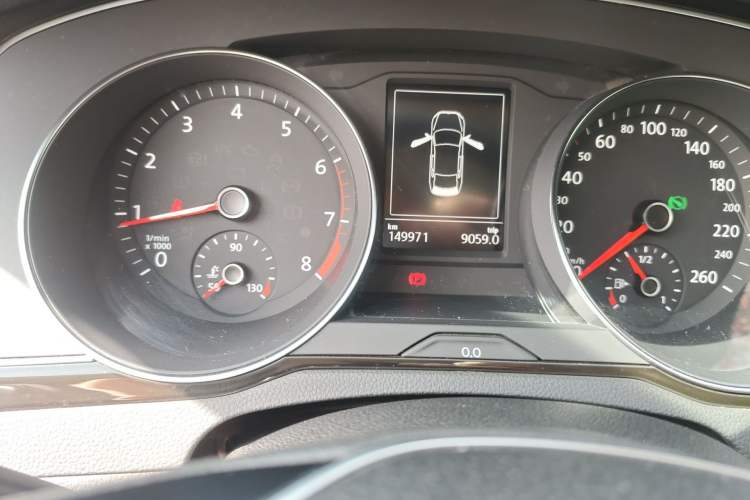 Used Volkswagen Magotan 2017 330TSI DSG Luxury Model Odometer Close Up