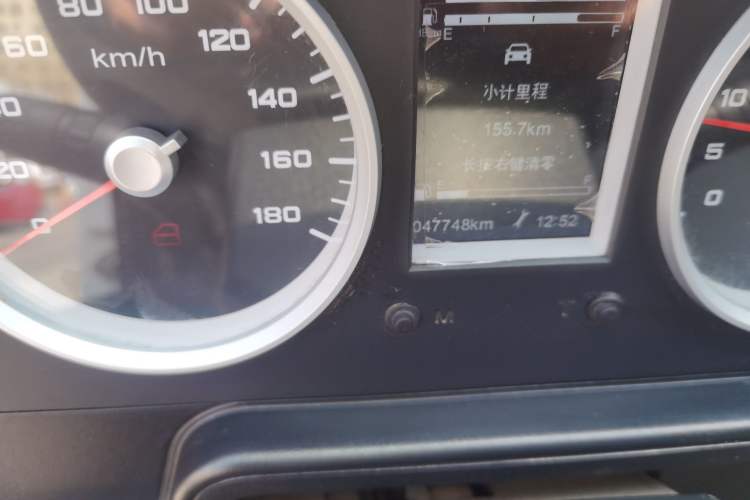 Used Iveco Daily 2021 2.8T V40 VAN厢式 Cargo Van 3-Seater Long Wheelbase Mid-Roof Design Dual Tires Manual Door Odometer Close Up