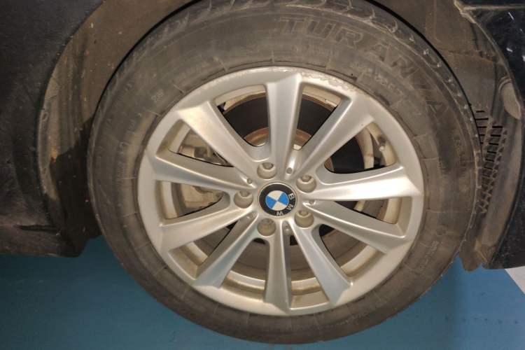 Used BMW 5 Series 2014 520Li Elegant Model Right Front Wheel Hub