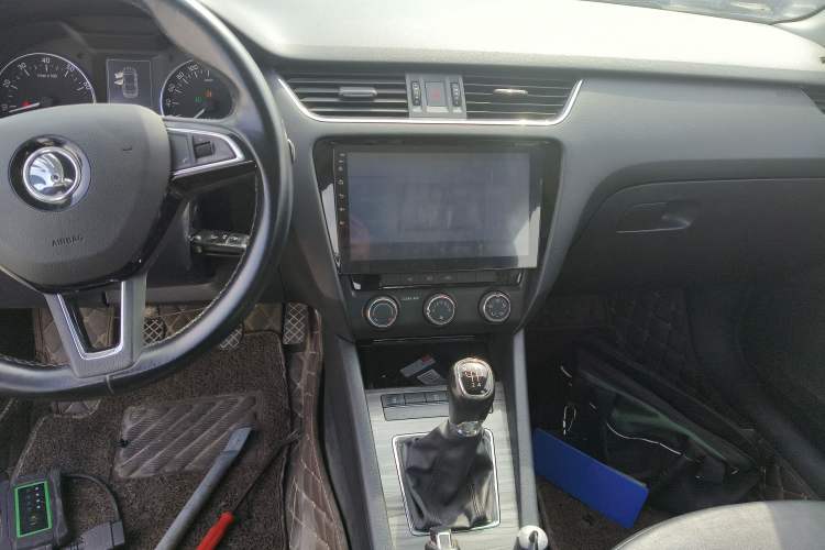 Used Skoda Octavia 2017 1.6L Manual Smart Drive Edition Audio And AC Panel