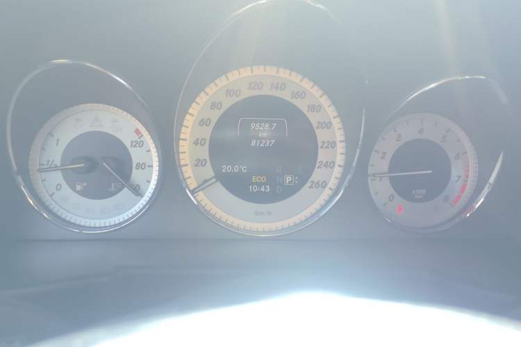 Used Mercedes-Benz GLK-Class 2015 GLK 260 4MATIC Fashion Edition Ultimate Version Odometer Close Up