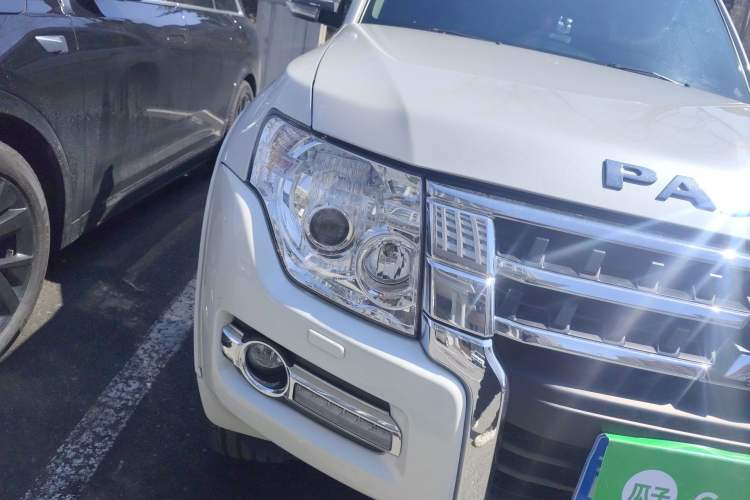 Used Mitsubishi Pajero 2018 3.0L Automatic Standard Edition Right Front Headlight