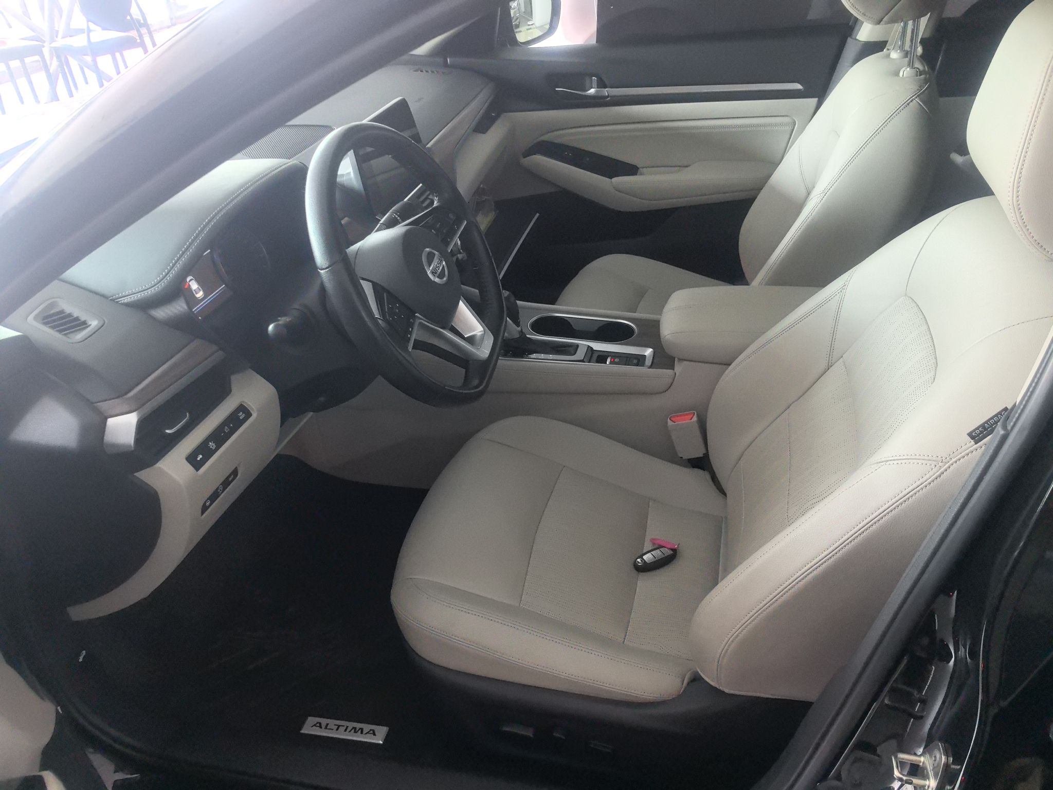 المقاعد الأمامية داخل السيارة