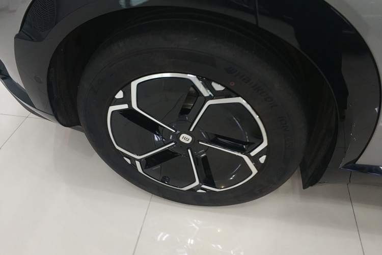 Used Xiaomi Auto YU7 2025 Ultra-Long Range Rear-Wheel Drive Version Right Rear Wheel Hub