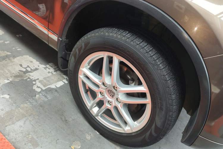 Used Volkswagen Touareg 2011 3.0 TDI Diesel Comfort Version Right Front Wheel Hub