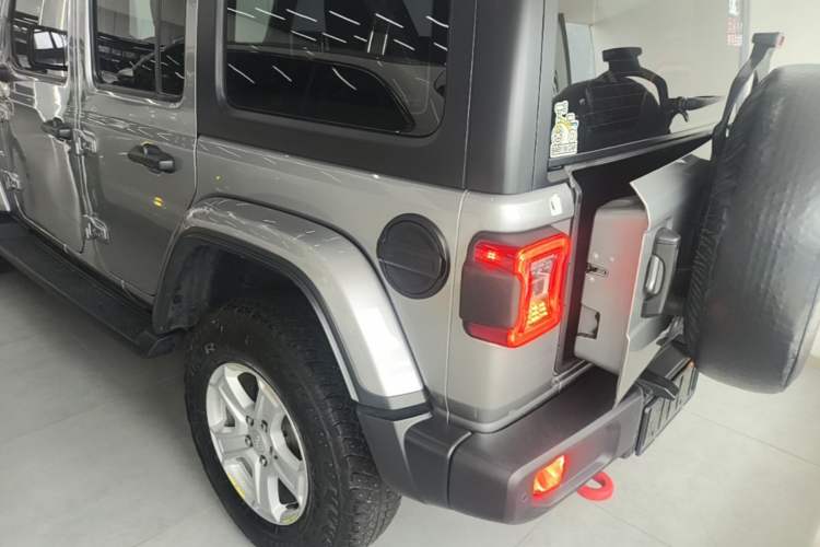 Used Jeep Wrangler 2019 2.0T Sahara Four-Door Version China VI Emission Standard
