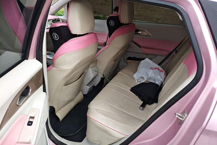 Used Geometry E Firefly 2024 401 km Fluorescent Left Rear Seat