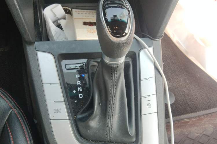 Used Hyundai Elantra (6th Generation / Lingdong) 2016 1.6L Automatic ZhiXuan – Elite Version Gear Lever