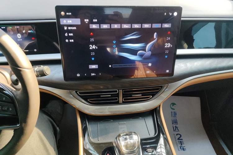 Used Denza D9 2024 DM-i 970 Luxury Model
