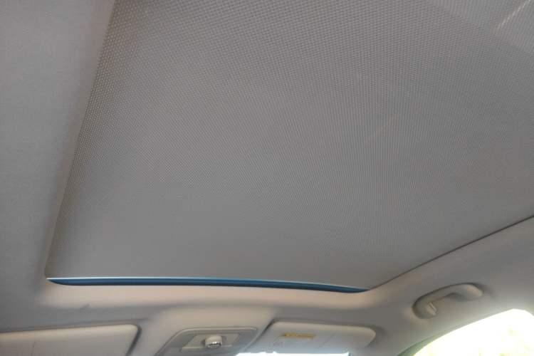 Used Roewe RX5 2016 20T Two-Wheel Drive Automatic Internet Smart Edition Headliner