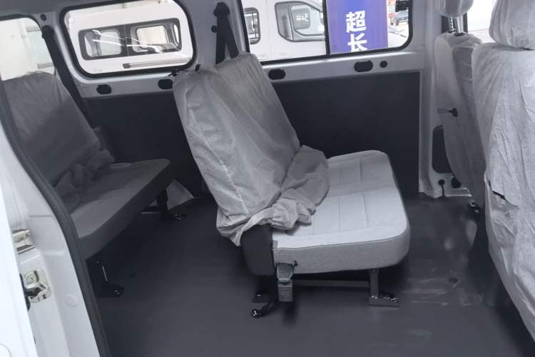 Used Wuling Yangguang 2024 300KM Comfort Version Passenger Van 75kW