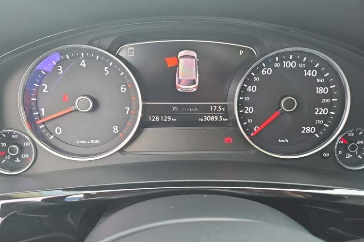 Used Volkswagen Touareg 2017 3.0 TSI Touareg Model Odometer Close Up