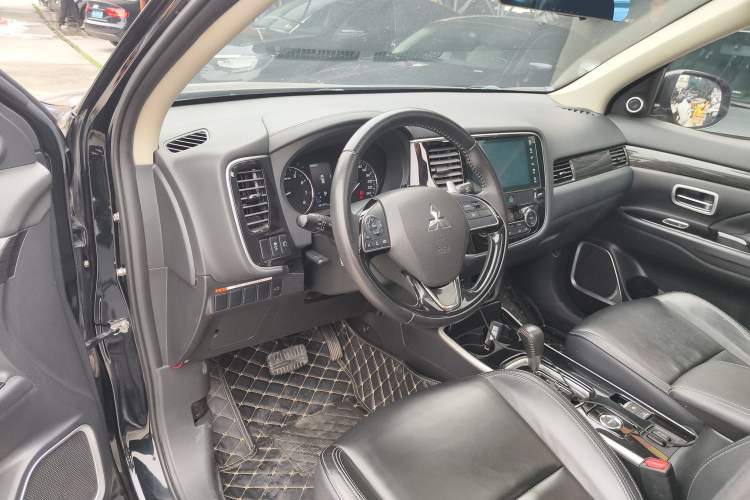 Used Mitsubishi Outlander 2019 2.4L 4x4 Zhi Xiang Edition 7 Seats China VI Standard