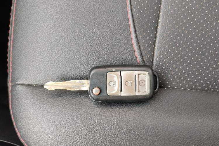 Used Dongfeng Fengon 370 2016 1.5L Manual Luxury Version SFG15-02 7 Seats
