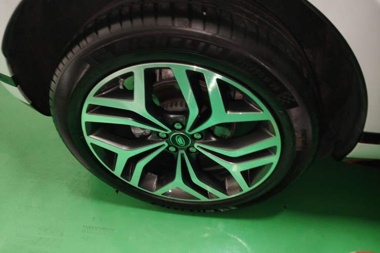 Used Land Rover Range Evoque 2020 249 PS R-DYNAMIC SE Sport Technology Edition Right Rear Wheel Hub