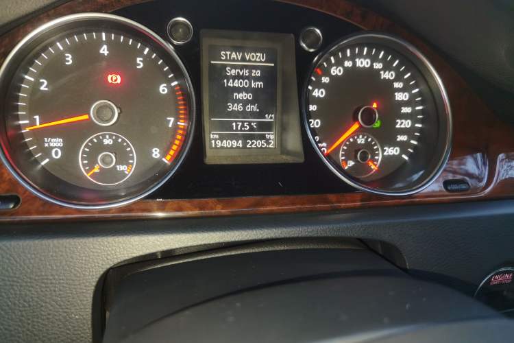 Used Volkswagen Magotan 2012 Travel Edition 2.0 TSI Comfort Version Odometer Close Up