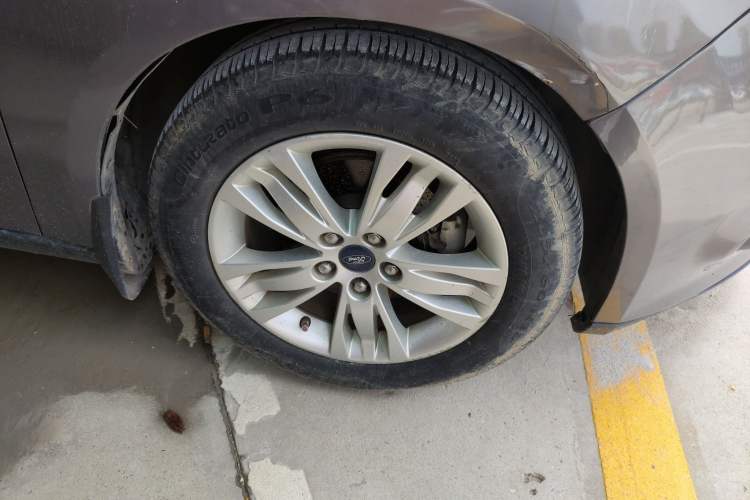 Used Ford Focus 2012 Sedan 1.6L Automatic Comfort Model Right Front Wheel Hub