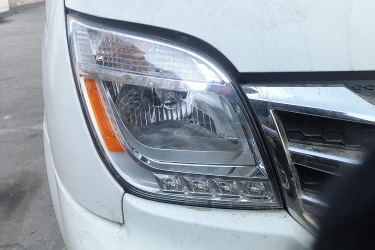 Used SAIC MAXUS Xintu V80 2021 2.0T AMT Classic Aoyuntong Short Wheelbase Ultra-Low Roof 5/6-Seater