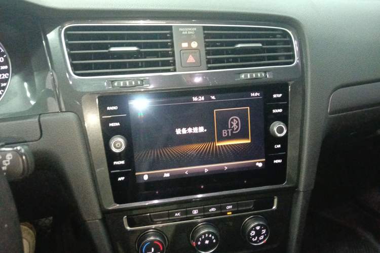 Used Volkswagen Golf 2019 1.8TSI Travel Edition Audio And AC Panel