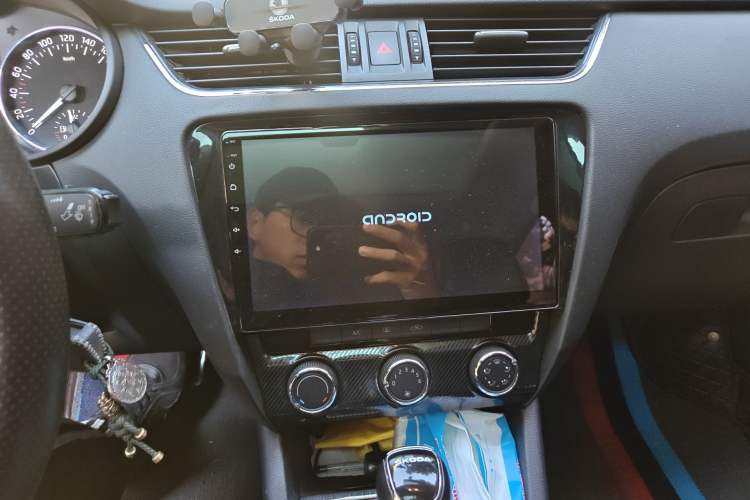 Used Skoda Octavia 2017 Classic Model 1.6L Automatic Comfort Edition Audio And AC Panel