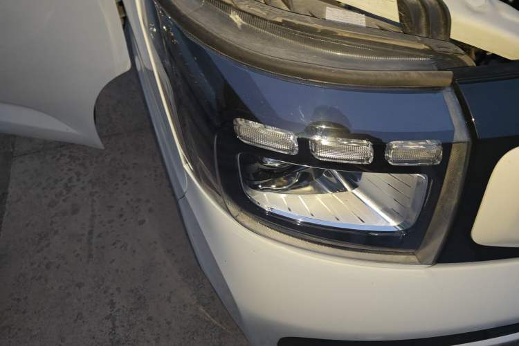 Used CHANGAN KAICHENG Ruixing EM80 2025 Passenger Version Comfort Edition 6-Seater 300 km Dual-Swing Doors Right Front Headlight