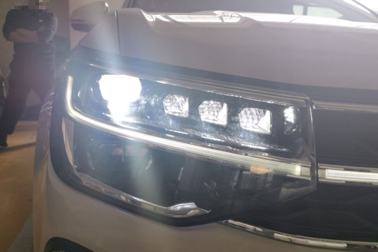Used Volkswagen Tharu 2023 300TSI Two-Wheel-Drive Full Moon Edition Right Front Headlight