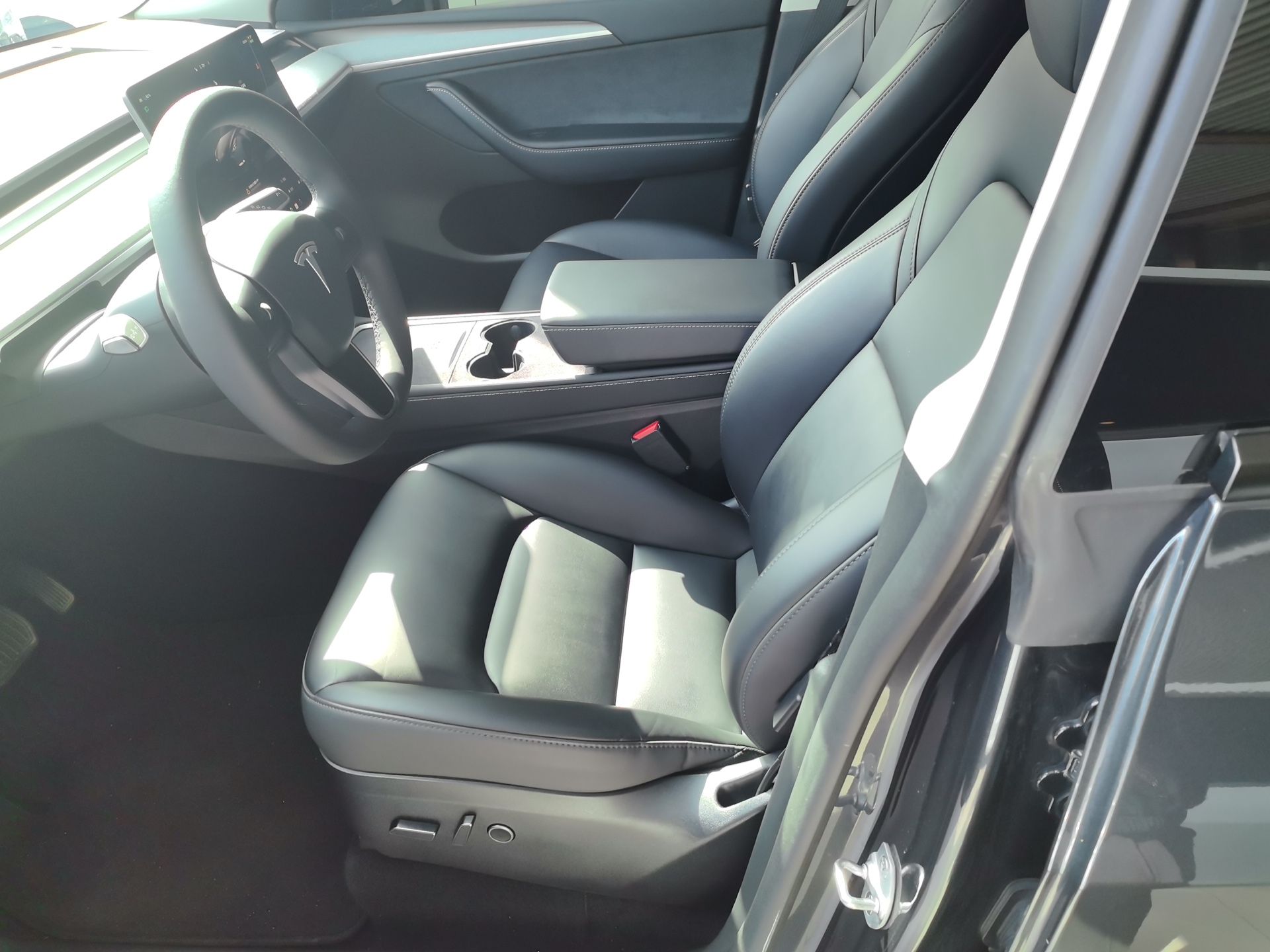 Переднее сиденье в автомобиле