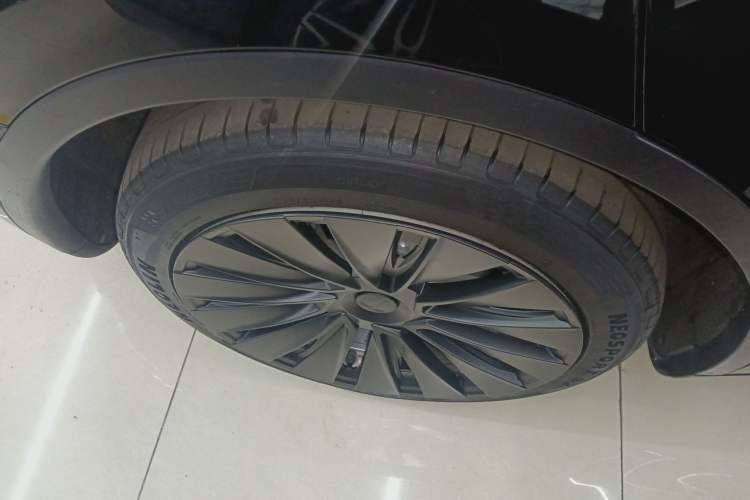 Used Tesla Model Y 2021 Standard Range Rear-Wheel Drive Version Right Rear Wheel Hub