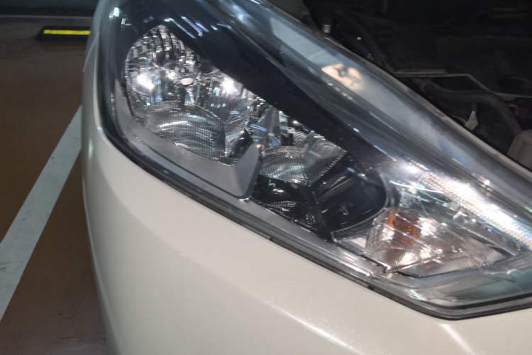 Used Nissan Kicks 2017 1.5L CVT Smart Drive Edition Right Front Headlight