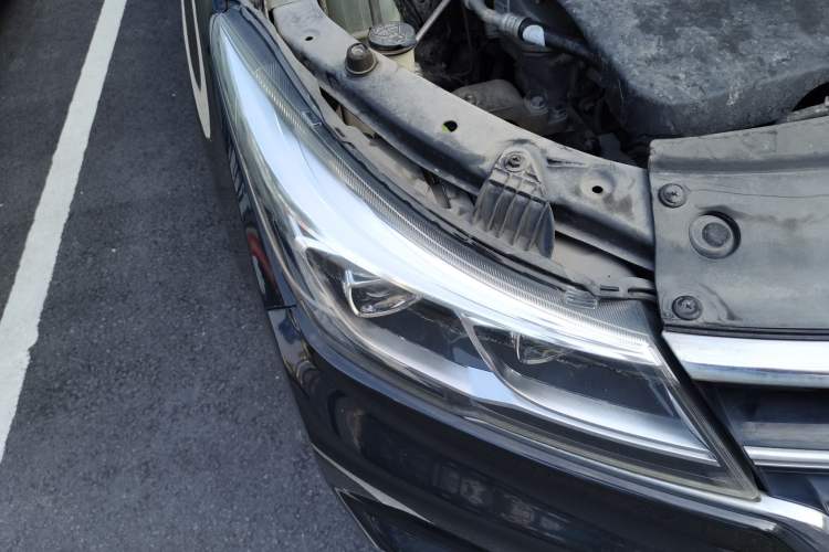 Used Baojun 730 2017 1.8L iAMT Prestige Version 7 Seats Right Front Headlight