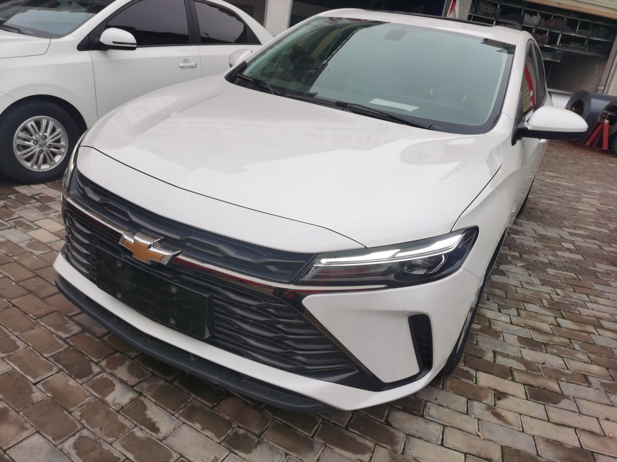 تحت مقدمة السيارة