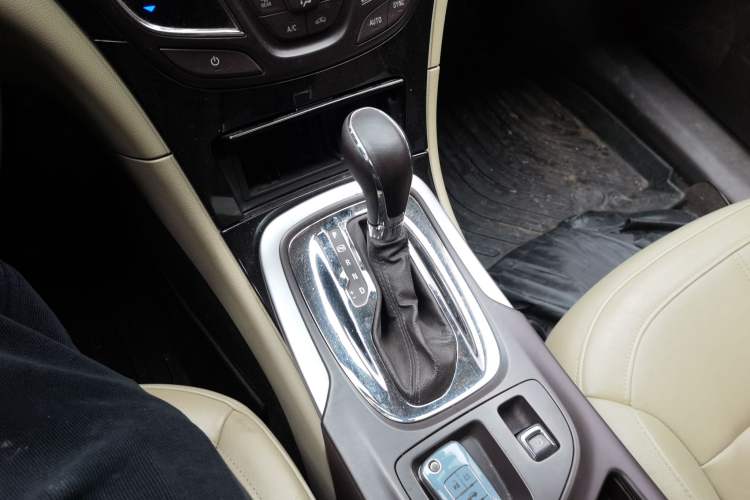 Used Buick Regal 2015 2.0L Elite Fashion Edition Gear Lever