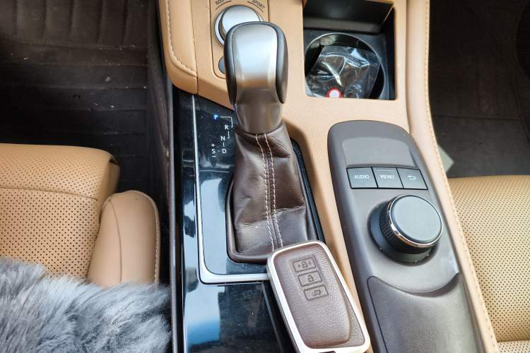 Used Lexus ES 2017 300h Mark Levinson Comfort Edition