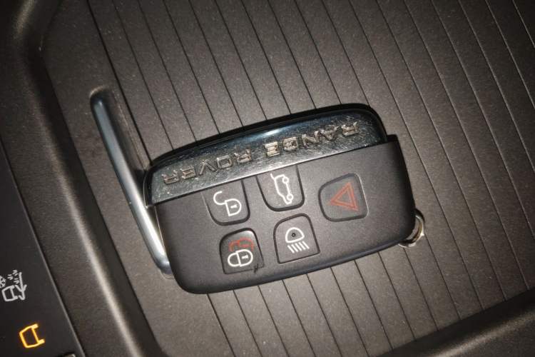 Used Land Rover Range Evoque 2018 240 PS SE Smart Brilliance Edition Interior 1