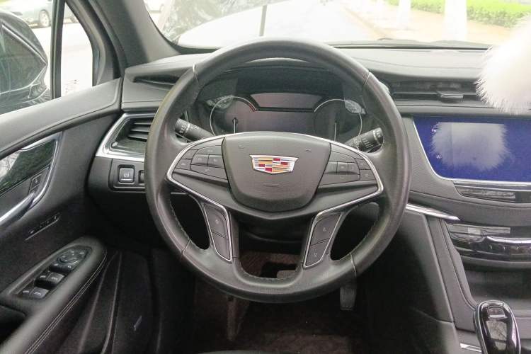Used Cadillac XT5 2021 28T Luxury Model Steering Wheel