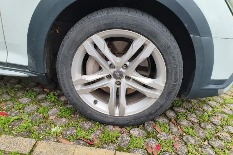 Used Audi A4 2017 45 TFSI allroad quattro Fashion Edition Right Front Wheel Hub