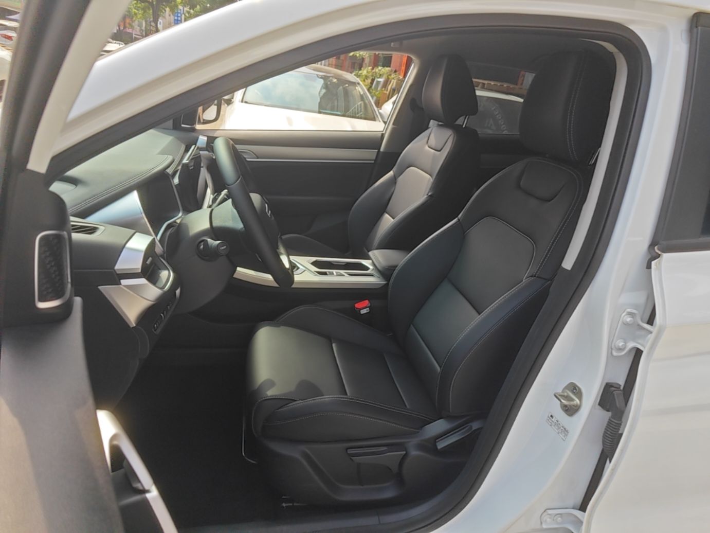 Geely Auto Coolray 2025 1.5L CVT Super Edition — снимка 17