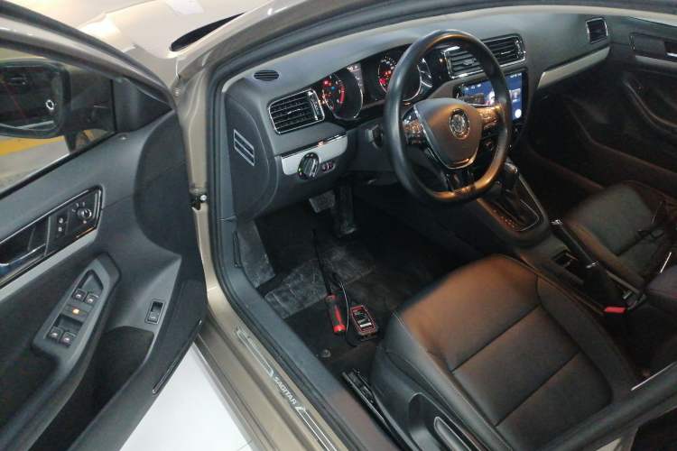 Used Volkswagen Sagitar 2017 230TSI Automatic Comfort Version
