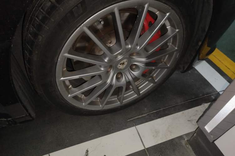 Used Porsche Panamera 2010 Panamera Turbo 4.8T Right Front Wheel Hub