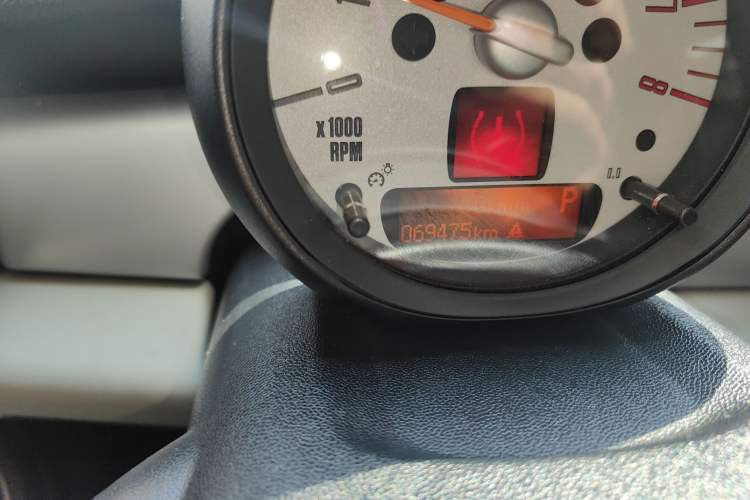 Used MINI 2012 1.6L COOPER Baker Street Odometer Close Up