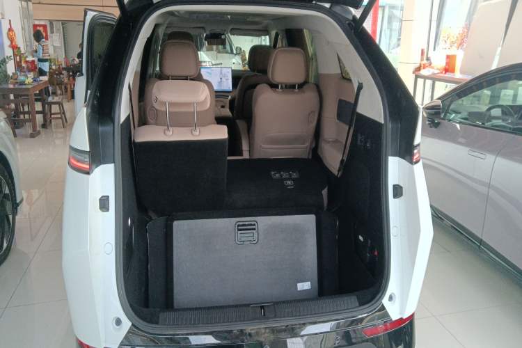 Used XPeng X9 2024 702 Ultra-Long Range Max
