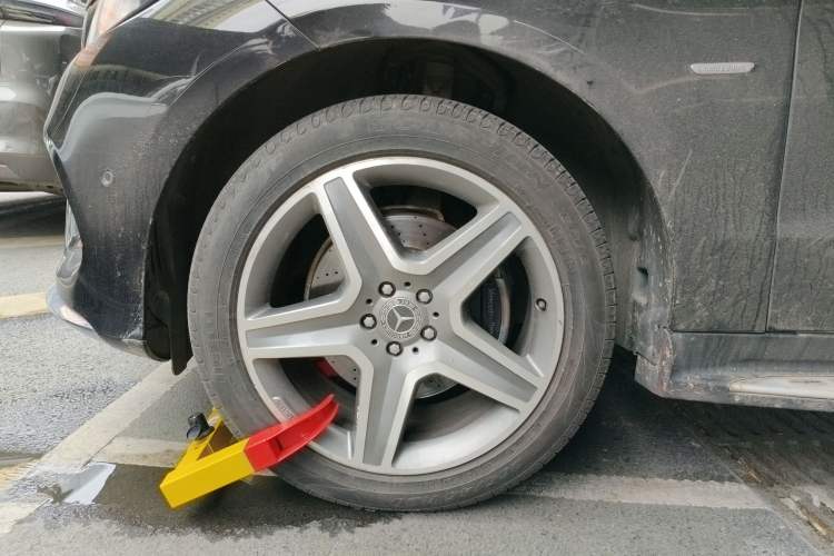 Used Mercedes-Benz GLE 2018 GLE 400 4MATIC Exclusive Edition Left Front Wheel Hub