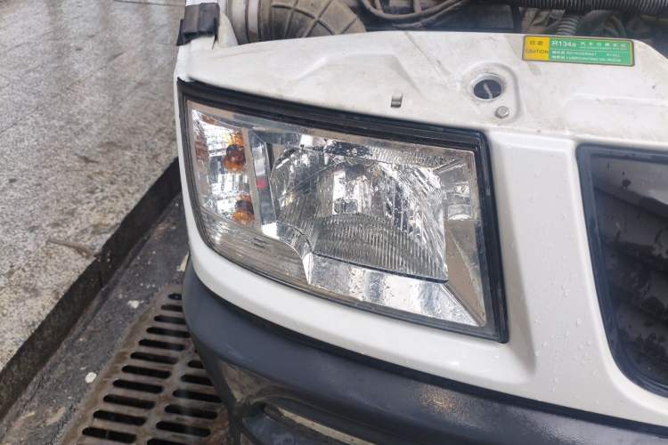 Used Iveco Daily 2021 2.5T A35 M1 Passenger Van 5-9 Seater Short Wheelbase Mid-Roof Design Dual Tires Side Sliding Door
